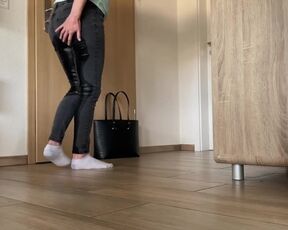 MILF comes home and can't hold back, she pees in front of the door