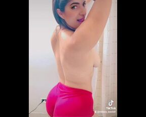 Bailando muy sensual con ganas de que estés aquí papi