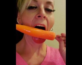 MILF GILF AMATEUR PORN STAR HOUSEWIFE HUMPINHANNAH GIVES POPSICLE a PROPER BLOWJOB