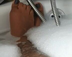 Solo instagram ebony rea fit bathing sexy feet and toes