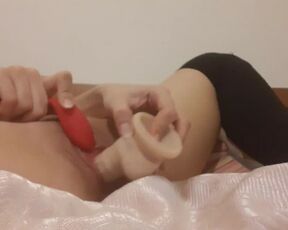 Figa aperta da un cazzo di gomma! Ragazza gode e viene usando un dildo