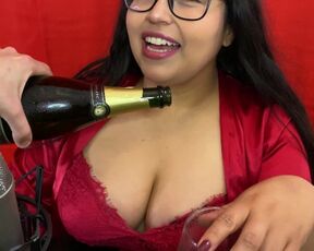 throw champagne over my tits - MAMICOLOMBIANA