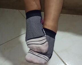 Acariciando mis pies de milf con calcetines