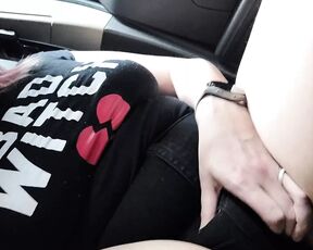 Pawg in car plays with herself under her shorts