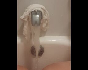 Chubby blonde cums using bathtub faucet